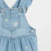 Salopette in denim con motivi floreali ricamati per neonati