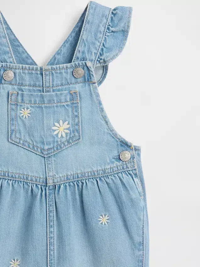 Salopette in denim con motivi floreali ricamati per neonati