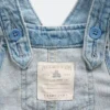 Salopette in denim con motivi floreali ricamati per neonati