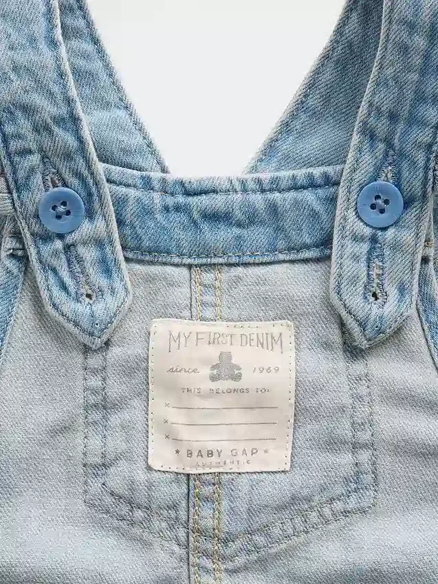 Salopette in denim con motivi floreali ricamati per neonati