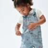 Salopette in denim ricamata per neonato & bebè