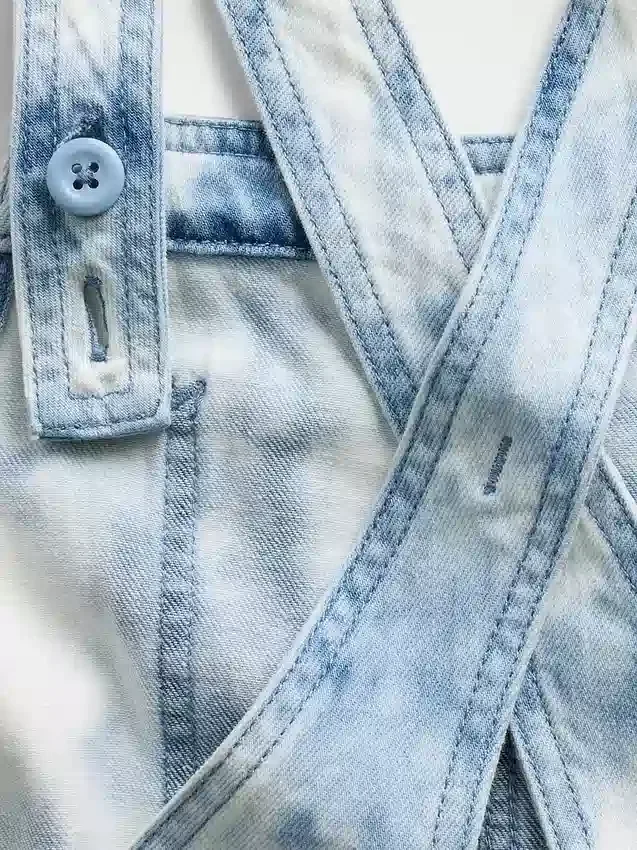Salopette in denim tie-dye per bambini, dal taglio comodo