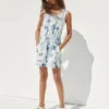 Salopette in denim tie-dye per bambini, dal taglio comodo