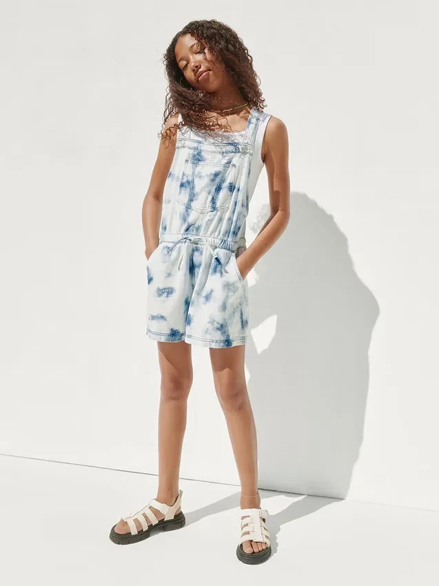 Salopette in denim tie-dye per bambini, dal taglio comodo