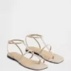 Sandali con cinturino a T in pelle scamosciata vegana