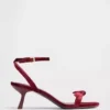 Scarpe con tacco basso, cinturini e punta aperta con fiocco in velluto