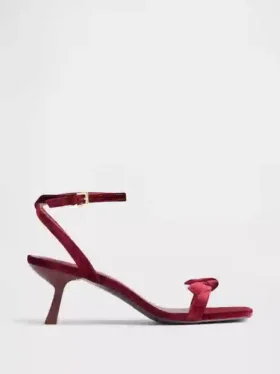 Scarpe con tacco basso, cinturini e punta aperta con fiocco in velluto