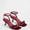 Scarpe con tacco basso, cinturini e punta aperta con fiocco in velluto