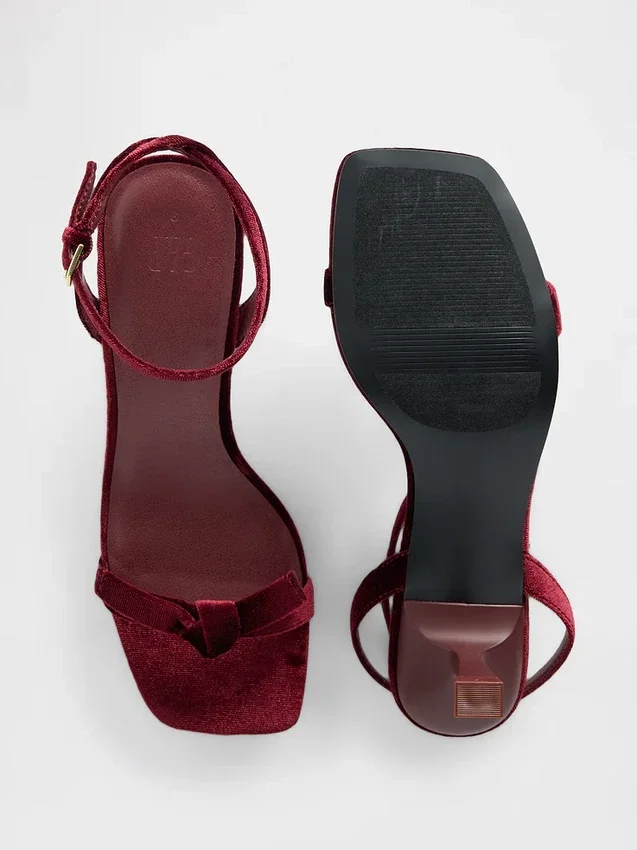 Scarpe con tacco basso, cinturini e punta aperta con fiocco in velluto