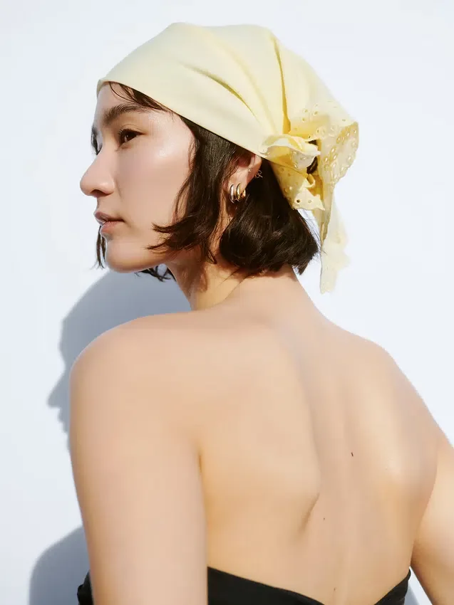 Sciarpa bandana in cotone al 100% con ricami a occhielli