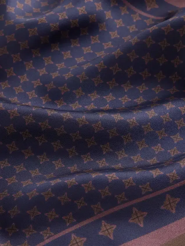 Sciarpa bandana triangolare oversize in 100% seta