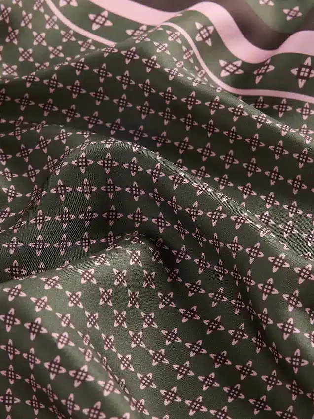 Sciarpa bandana triangolare oversize in 100% seta