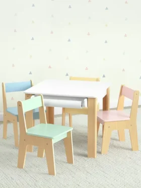 Set da tavolo e 4 sedie per bambini piccoli