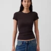 T-shirt a costine moderno