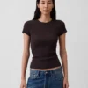T-shirt a costine moderno