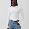 T-shirt a costine moderno