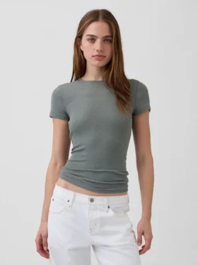 T-shirt a costine moderno