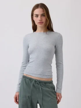 T-shirt a costine moderno