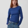 T-shirt a costine moderno
