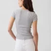 T-shirt a costine moderno
