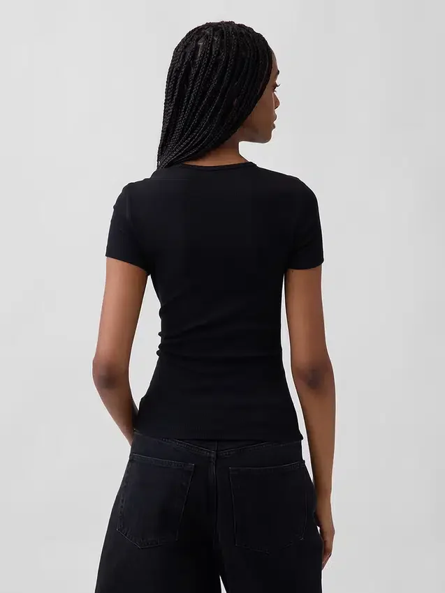 T-shirt a costine moderno