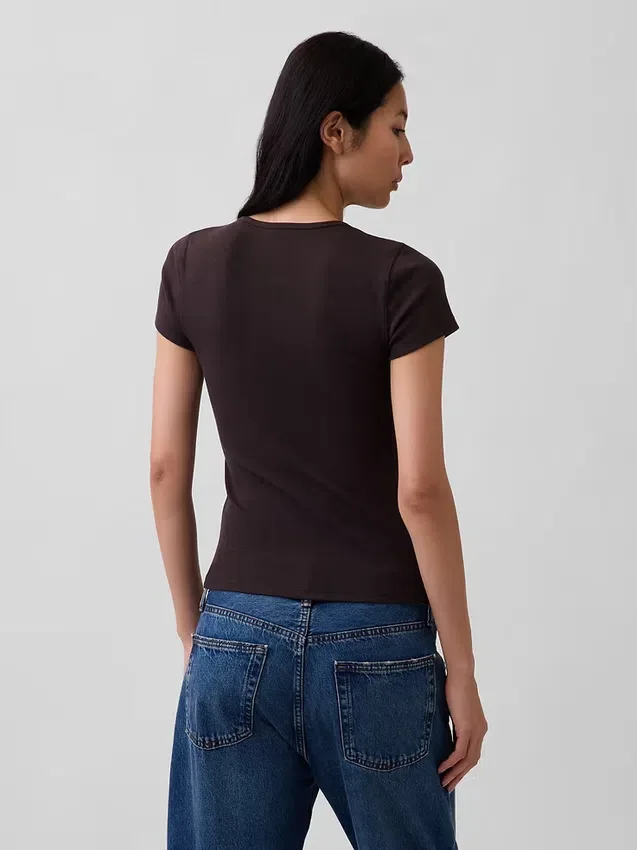 T-shirt a costine moderno