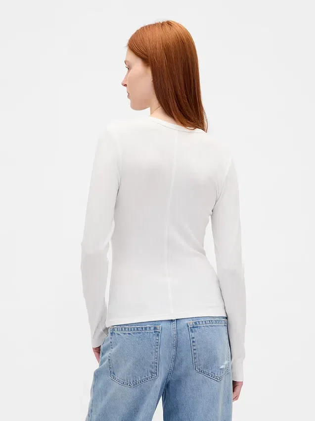 T-shirt a costine moderno