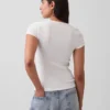 T-shirt a costine moderno
