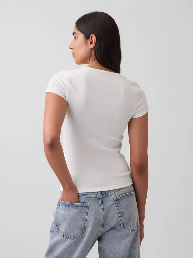 T-shirt a costine moderno