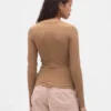 T-shirt a costine moderno
