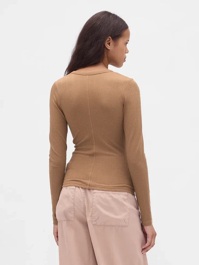 T-shirt a costine moderno
