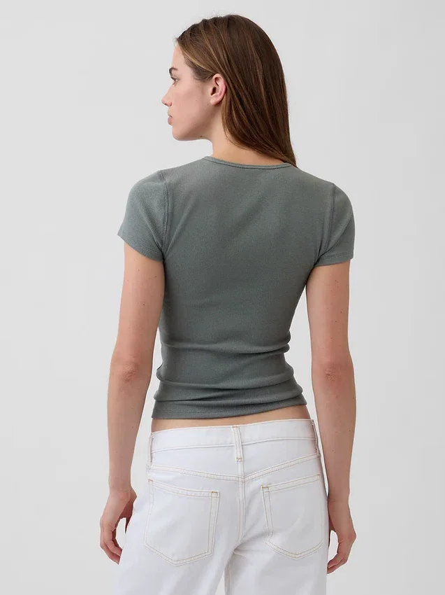 T-shirt a costine moderno