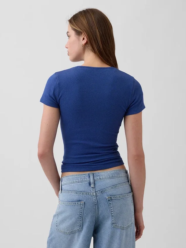 T-shirt a costine moderno