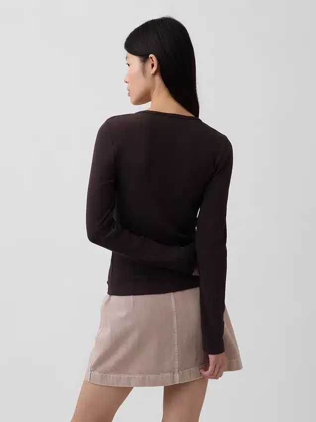 T-shirt a costine moderno