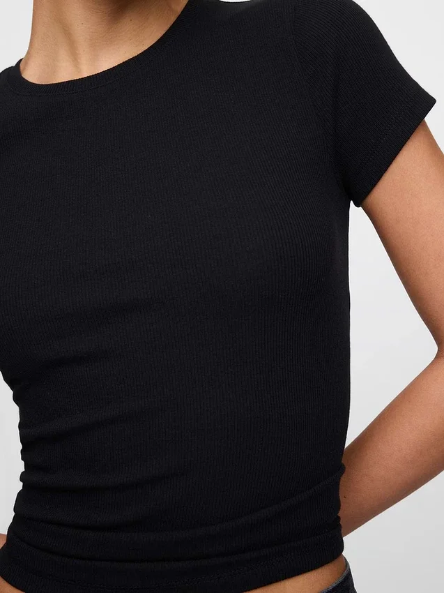 T-shirt a costine moderno
