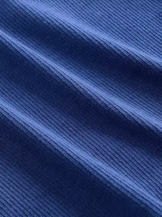 T-shirt a costine moderno