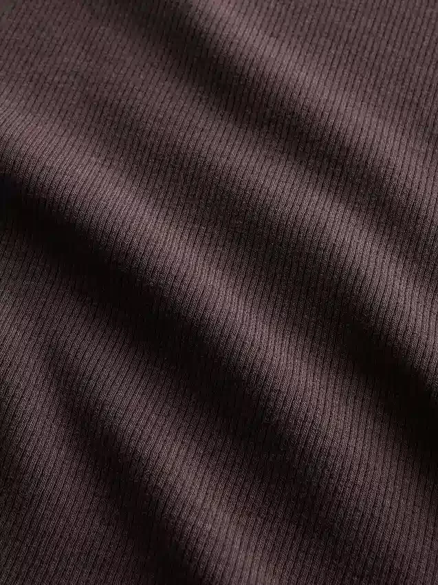 T-shirt a costine moderno