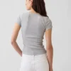 T-shirt a costine moderno