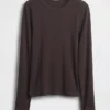 T-shirt a costine moderno