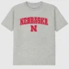 T-shirt con grafica scura dell’Arch Logo dell’Università del Nebraska