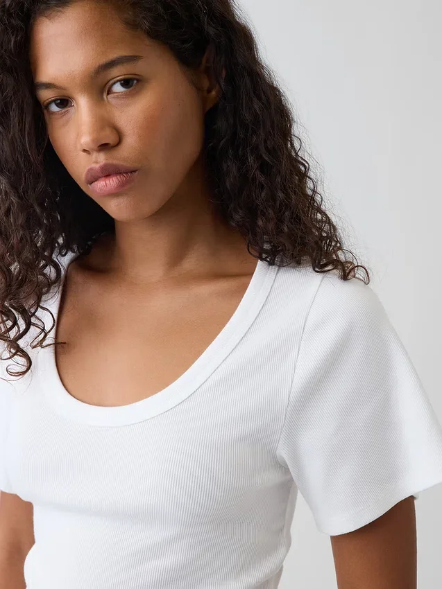 T-shirt con scollo rotondo a costine