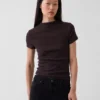 T-shirt corta moderna a costine con collo alto