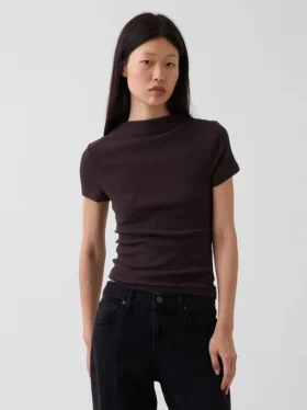 T-shirt corta moderna a costine con collo alto