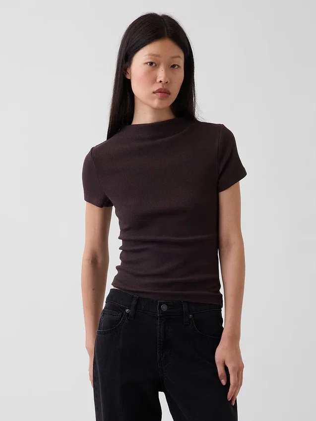 T-shirt corta moderna a costine con collo alto
