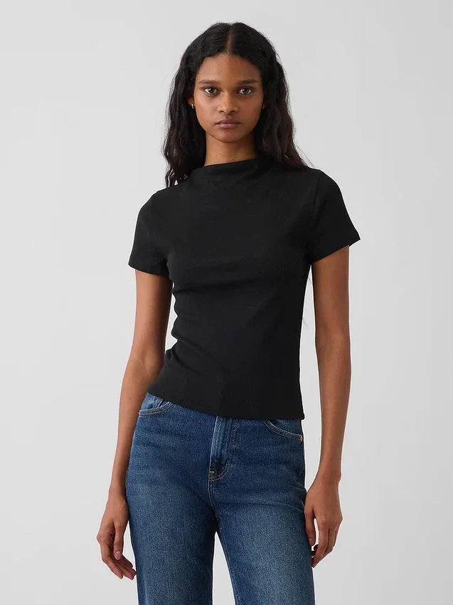 T-shirt corta moderna a costine con collo alto