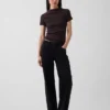 T-shirt corta moderna a costine con collo alto