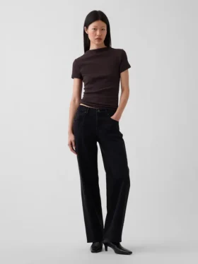 T-shirt corta moderna a costine con collo alto