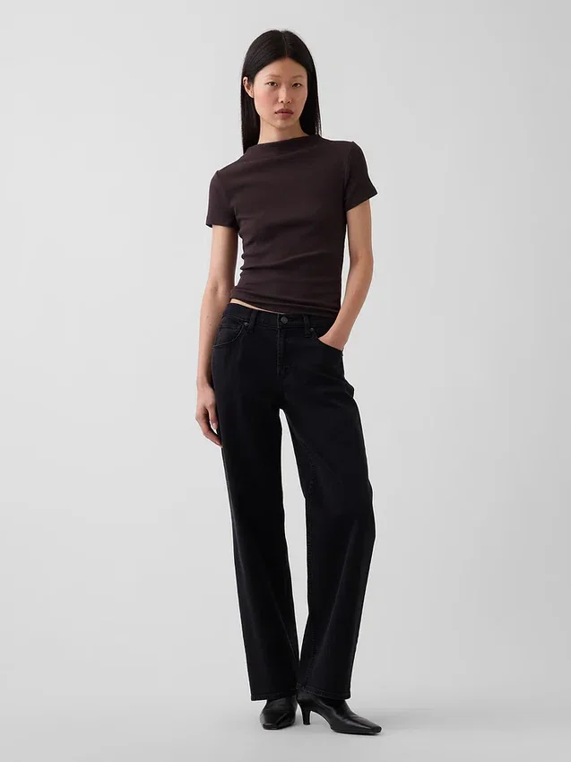 T-shirt corta moderna a costine con collo alto