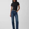 T-shirt corta moderna a costine con collo alto