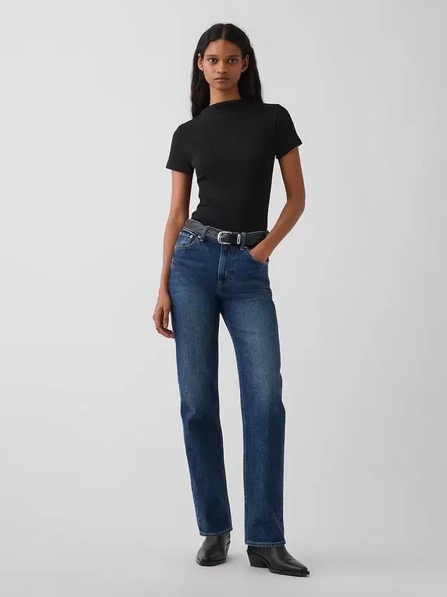 T-shirt corta moderna a costine con collo alto